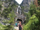 AUssichtspodest mit Blick auf Wasserfall, Klettersteig und Achensee