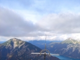 Gipfelkreuz; links die <a href=/gipfel/seebergspitze-11505/>Seebergspitze </a> ,#