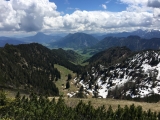 Blick vom <a href=/gipfel/hochfelln-35662/>Hochfelln</a> hinab Richtung Farnbödenalm (Foto gespeichert zu <a href=/wanderweg/hochfelln-farnboedenalm-3253/>Weg</a>) (Foto gespeichert zu Ziel Hochfelln),#