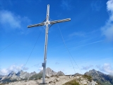 Gipfelkreuz mit <a href=/gipfel/rote_flueh-774/>Rote Flüh</a>  und Gimpel links, Kellenspitze mitte und Gehrenspitze rechts (Foto gespeichert zu <a href=/gipfel/gaichtspitze-1155/>Gaichtspitze</a>),#