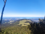 Blick über den <a href=/gipfel/erlbergkopf-12408/>Erlbergkopf</a> mit Schmiedalm (links) und Weißenalm zum Chiemsee. (Foto gespeichert zu <a href=/wanderweg/parkplatz-aigen-gederer-wand-9369/>Weg</a>),#