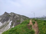 Gipfelfahne mit Blick zum <a href=/gipfel/nebelhorn-938/>Nebelhorn</a> (Foto gespeichert zu <a href=/gipfel/geissfuss-1523/>Geißfuß</a>) (Foto gespeichert zu Ziel Nebelhorn),#