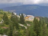 Blick zur Bergstation der Arber-Gondelbahn mit dem  Arberschutzhaus und der <a href=/freizeit/eisensteiner-huette-153319/>Eisensteiner Hütte</a> ,#