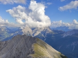 Der Weg unterhalb des Grates - Blick von der <b>Gartner Wand</b> Richtung <a href=/gipfel/grubigstein-3484/>Grubigstein</a> (Foto gespeichert zu <a href=/wanderweg/gartner-wand-grubigstein-11520/>Weg</a>),#