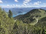 Ausblick vom <a href=/gipfel/herzogstand-551/>Herzogstand</a> auf den Walchensee (Foto gespeichert zu <a href=/huetten/herzogstand-gipfelpavillon-11444/>Herzogstand-Gipfelpavillon</a>) (Foto gespeichert zu Ausgangspunkt Herzogstand),#Foto: JuttaS