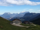 Blick am <a href=/gipfel/pendling-762/>Pendling</a> vorbei aufs Kaisergebirge (Foto gespeichert zu <a href=/wanderweg/burgstein-berggasthof-ackernalm-290/>Weg</a>) (Foto gespeichert zu Ziel Pendling),#