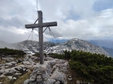 Gipfelkreuz mit <a href=/gipfel/grosser-hoellkogel-13105/>Großer Höllkogel</a>  im Hintergrund (Foto gespeichert zu Ausgangspunkt Hochhirn),#