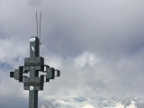 Gipfelkreuz mit Zugspitzblick