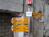 Bei Ankunft rechts durch den Stollen oder links zum Wanderweg (Foto gespeichert zu Ausgangspunkt Kalktrittli),#