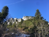 Blick von Süden auf das Gipfelkreuz (Foto gespeichert zu Ziel Kampenwand-Ostgipfel),#