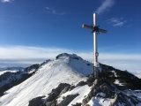 Gipfelkreuz Kaserwand mit Wildalpjoch im Hintergrund