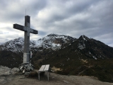 Gipfelkreuz <a href=/gipfel/kleiner-gamsstein-3276/>Kleiner Gamsstein</a>  mit Gilfert im Hintergrund (Foto gespeichert zu <a href=/gipfel/kleiner-gamsstein-3276/>Kleiner Gamsstein</a>),#