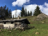 Die Diensthütte Kleinrechenberg (rechts spitzt das Gipfelkreuz hervor),#