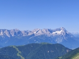 Blick über die <a href=/huetten/esterbergalm-1698/>Esterbergalm</a> und Wank zur Akpsitze und <a href=/gipfel/zugspitze-499/>Zugspitze </a>  (Foto gespeichert zu <a href=/gipfel/krottenkopf-33446/>Krottenkopf</a>),#