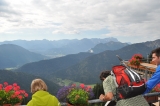 Ausblick von der Bergstation Richtung Garmisch und <a href=/gipfel/zugspitze-499/>Zugspitze</a> (Foto gespeichert zu Ausgangspunkt Laber-Bergbahn Bergstation),#