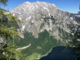 Tiefblick auf den <a href=/freizeit/koenigssee-143942/>Königssee</a> mit St. Bartholomä und den Watzmann (Foto gespeichert zu Ausgangspunkt Feuerpalfen),#