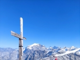 Gipfelkreuz mit Blick auf den <a href=/gipfel/ortler-ortles-328/>Ortler</a>,#