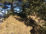 Die wenig beeindruckende <b>Osterfeuerspitze,</b> die man am Gratweg passiert ohne es zu merken.,#
