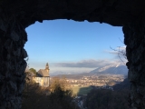 Das Pankraz-Kircherl mit Bad Reichenhall von der Ruine Karlstein aus gesehen