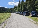 Hinter dem Gatter sind weitere Parkplätze,#