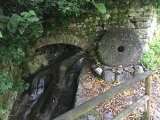 Altes Mühlrad unterhalb des Parkplatzes (Foto gespeichert zu Ausgangspunkt Parkplatz Val Molini Nago),#