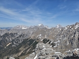 Blick zur <a href=/gipfel/watzmann-suedspitze-4822/>Watzmann-Südspitze</a> (rechts) und <a href=/gipfel/grosser-hundstod-2749/>Großer Hundstod</a>  (Mitte),#