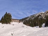 <a href=/huetten/priener-huette-3326/>Priener Hütte</a>  unter dem <a href=/gipfel/geigelstein-35079/>Geigelstein</a> (Foto gespeichert zu Ausgangspunkt Priener Hütte),#