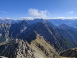 Blick nach Osten auf den Freiunger Höhenweg zum <a href=/gipfel/kleiner-solstein-11423/>Kleiner Solstein</a> (rechts hinten),#