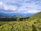 Blick auf den Speichersee und <a href=/freizeit/parkplatz-saltnerstein-151735/>Parkplatz Saltnerstein</a>  auf der Villanderer Alm (Foto gespeichert zu <a href=/wanderweg/mair-in-plun-rittner-horn-19943/>Weg</a>) (Foto gespeichert zu Ausgangspunkt Parkplatz Saltnerstein),#