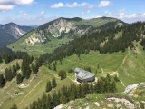 Blick vom Taubenstein-Gipfel auf die Bergstation mit Jägerkamp im Hintergrund