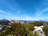 Blick nach Norden auf <a href=/gipfel/breitenstein-890/>Breitenstein,</a> <a href=/gipfel/geigelstein-35079/>Geigelstein,</a> Kampenwand und <a href=/gipfel/hochplatte-2964/>Hochplatte</a> (von links) (Foto gespeichert zu <a href=/gipfel/rudersburg-2997/>Rudersburg</a>) (Foto gespeichert zu Ziel Geigelstein),#