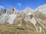 Blick an der Erinnerungshütte vorbei in das Scharnitzjoch unter der <a href=/gipfel/scharnitzspitze-16550/>Scharnitzspitze</a> (Foto gespeichert zu Ausgangspunkt Scharnitzjoch),#