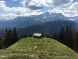 Die <a href=/huetten/schellalm-8243/>Schellalm</a> mit der <a href=/gipfel/zugspitze-499/>Zugspitze</a> (Foto gespeichert zu <a href=/huetten/schellalm-8243/>Schellalm</a>) (Foto gespeichert zu Ziel Zugspitze),#