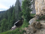 Hinter dem Wasserfall führt der Wanderweg entlang (Foto gespeichert zu Ziel Schleierwasserfall),#