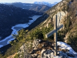 Gipfelkreuz mit Tiefblick auf Lödensee, Mittersee und Weitsee