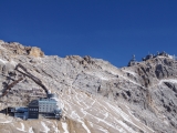 <a href=/huetten/schneefernerhaus-8279/>Schneefernerhaus</a> (links) unterhalb der <a href=/gipfel/zugspitze-499/>Zugspitze</a> (Foto gespeichert zu <a href=/huetten/schneefernerhaus-8279/>Schneefernerhaus</a>) (Foto gespeichert zu Ziel Zugspitze),#