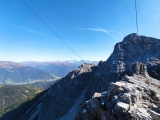 Blick auf den Nachbarn <a href=/gipfel/serles-waldrastspitze-795/>Serles</a> und zum <a href=/gipfel/olperer-11673/>Olperer</a> in der Ferne,#