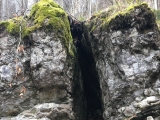 Ein kurzer Spalt in einem Felsblock (Foto gespeichert zu Ziel Teufelsloch),#