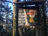 Zahlreiche Zwergerl-Tafeln begleiten die (jungen) Wanderer bis zum Gipfel,#