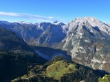 Blick vom <a href=/gipfel/jenner-2/>Jenner</a> über den <a href=/freizeit/koenigssee-143942/>Königssee</a> auf den Watzmann,#