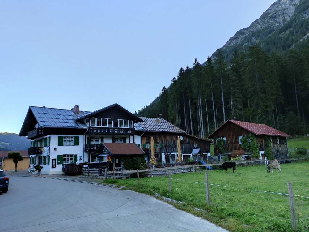 Adler-Landhaus Birgsau: Der Landgasthof am frühen Morgen