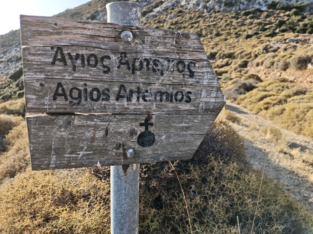 Wanderung Agios Artemios: Wegweiser zur Kapelle Heiliger Artemius