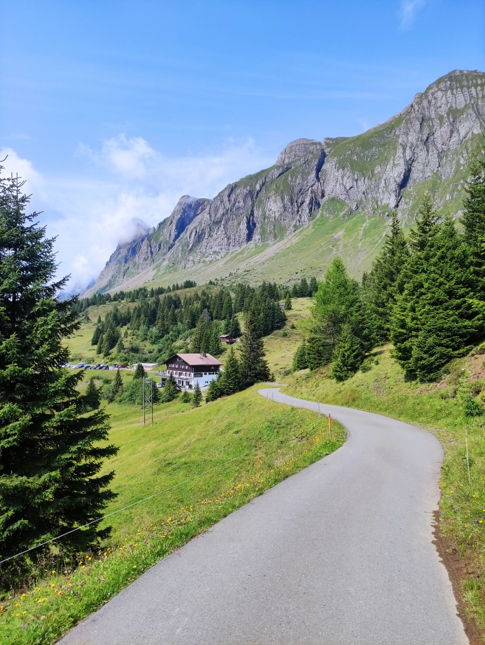 Wanderung Alvier: Teerstraße zwischen Gondel und Gasthaus