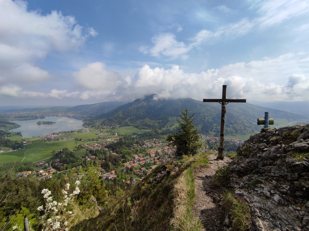 Anklspitz -> Parkplatz Dürnbach-Bodenschneid: Gipfelkreuz mit Schliersee-Blick