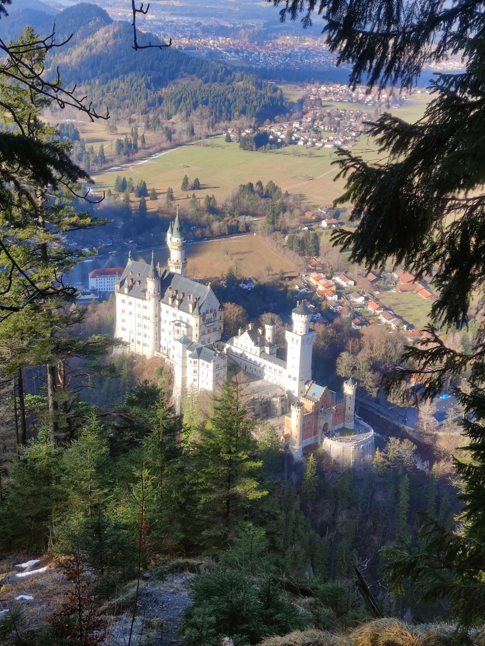 Wanderung Branderschrofen: Wanderung Branderschrofen: Blick auf Schloss Neuschwanstein (Aussicht am Abgrund)