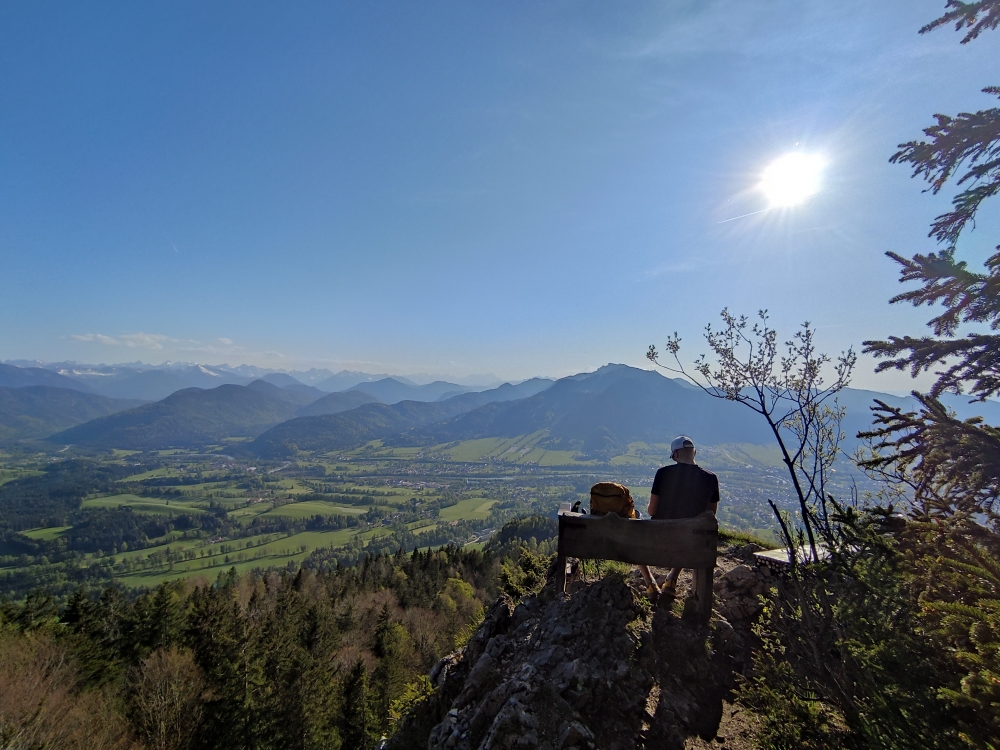 Aussichtspunkt Maximiliansweg: Blick über Lenggries aufs Brauneck