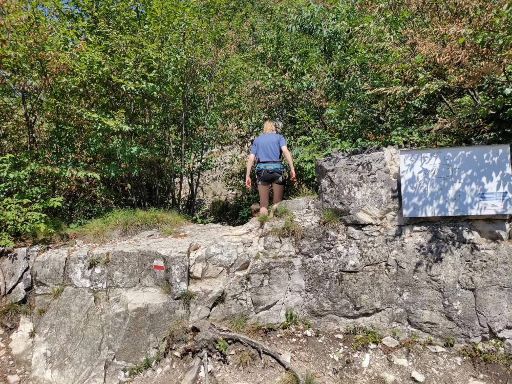 Klettersteig Rio Secco: Zustieg direkt hinter der Kapelle