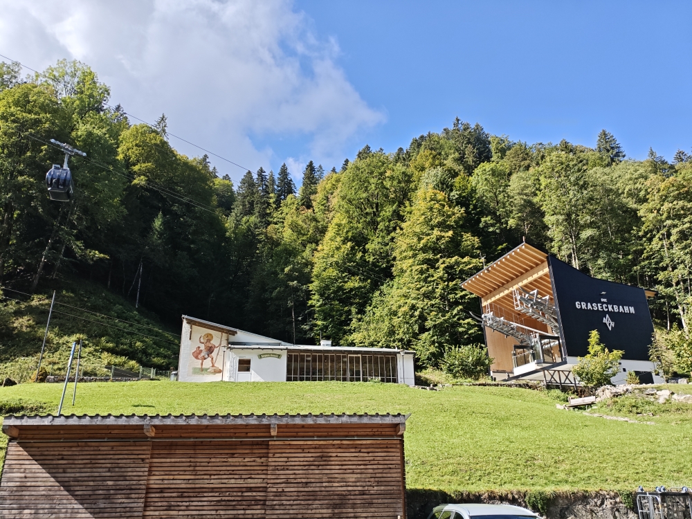 Wanderung Partnachklamm und Eckbauer: An der Talstation der Graseckbahn vorbei
