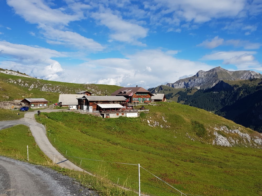 Berghaus Bundalp: Das Berghaus Bundalp, eingebettet in einer wunderbaren Landschaft