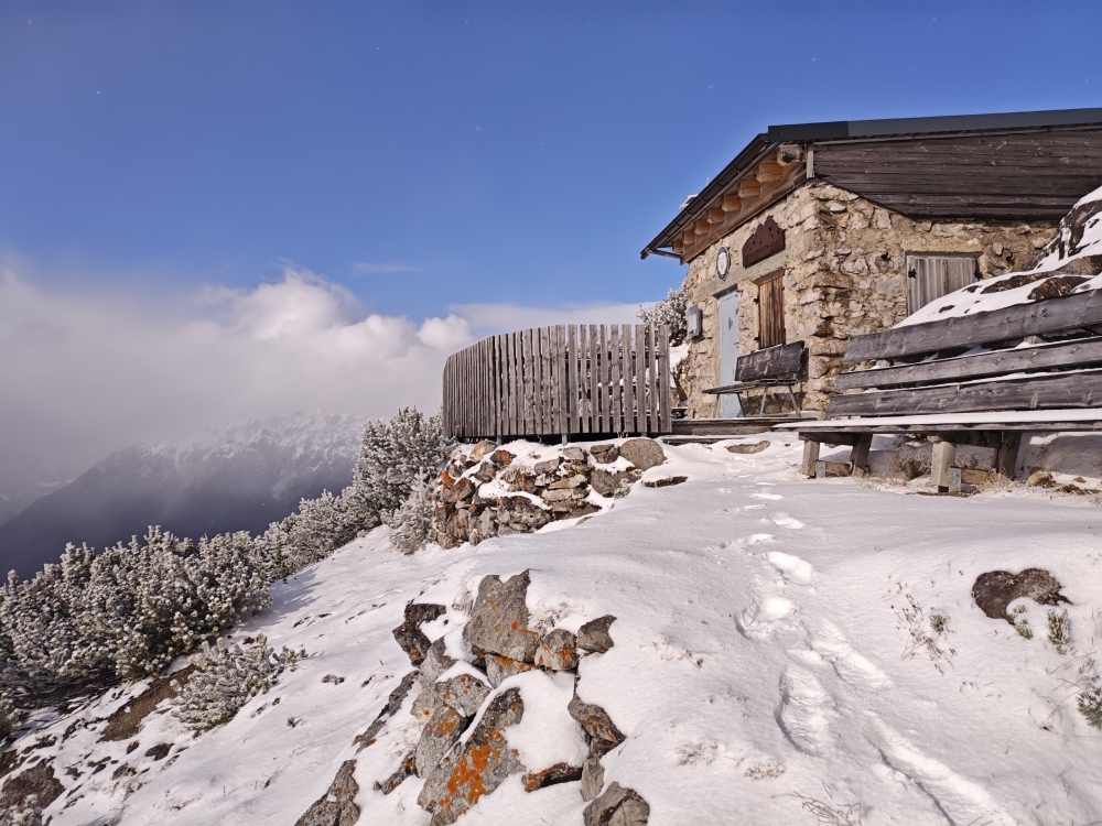 Wanderung Tschirgant: Wanderung Tschirgant: Bewirtschaftete Bergwachthütte mit Kühlschrank